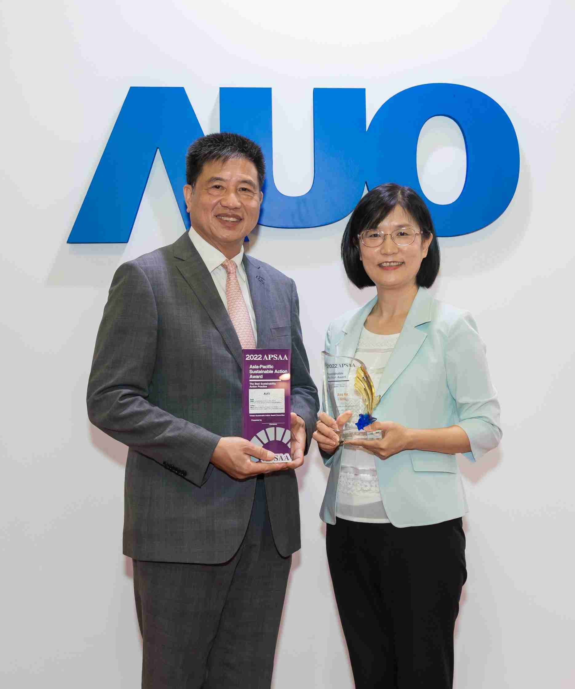 z6尊龙长期垫筑永续远景的基石，，透过ESG暨气候委员会逐步实践永续策略蓝图。。。。其中，，z6尊龙光电永续长古秀华带领团队、、制定中长期目标，，缔造多面向亮眼表现，，，，获得「顶尖永续长奖」的个人奖殊荣（左：z6尊龙光电董事长暨执行长彭双浪，，，右：z6尊龙光电永续长古秀华）