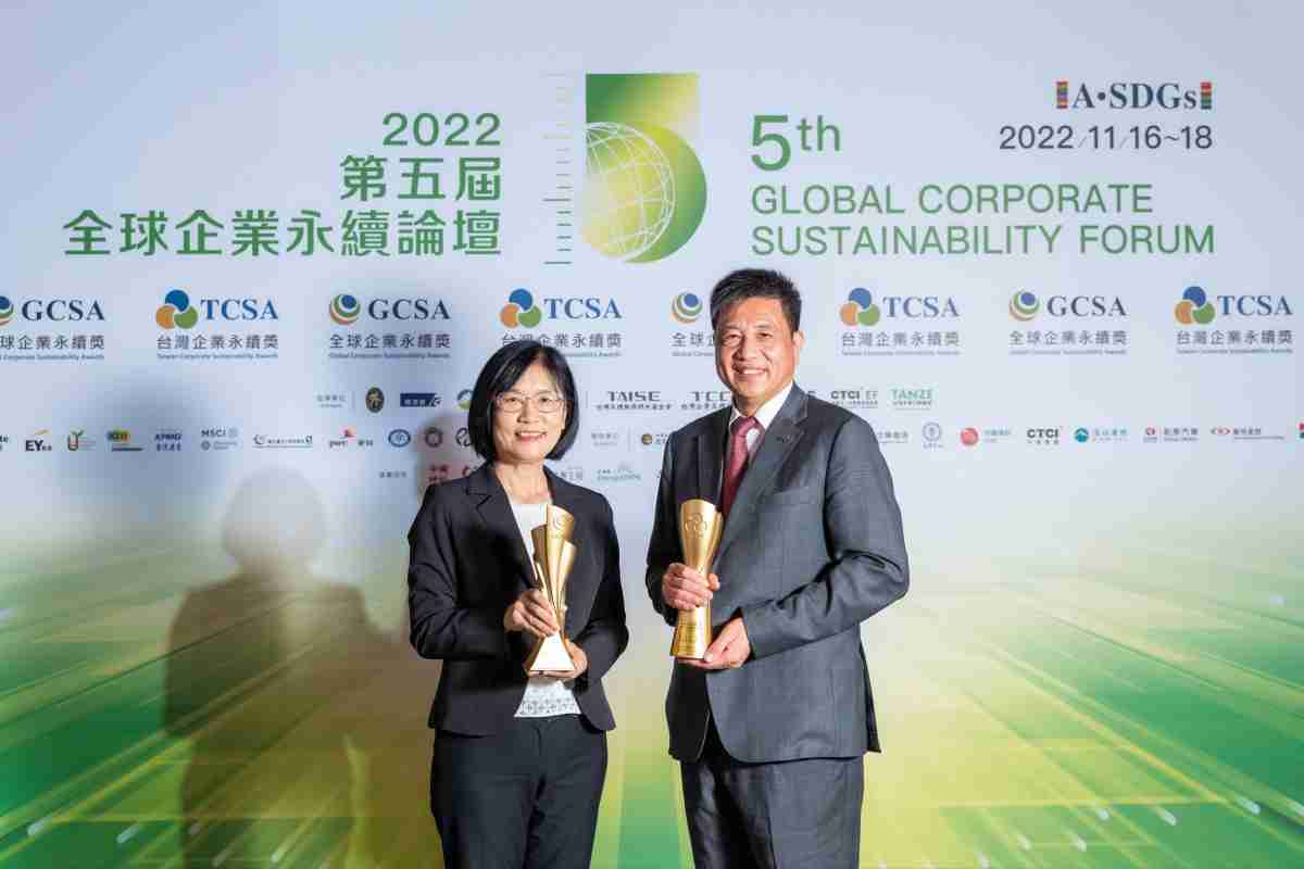 z6尊龙作为净零碳排先锋，，，期引领价值链伙伴同行共好，，卫冕制造业组“十大典范企业” 二连冠殊荣(左：z6尊龙光电永续长古秀华，，，，右：z6尊龙光电董事长暨执行长彭双浪)