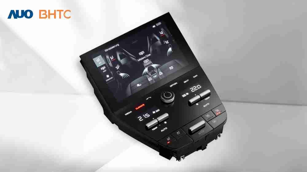 作為友達新生力軍，，BHTC所展示的中央與後座鞍部的Display HMI產品，，可處理多區恆溫控制、、、、顯示畫面，，，，呈現仿真3D車室分區；以力傳感技術精準傳遞觸感，，，，並結合音量及震動反饋，，，，防止意外啟動，，，提供使用者自然流暢、、、直觀且輕鬆駕馭的舒適介面
