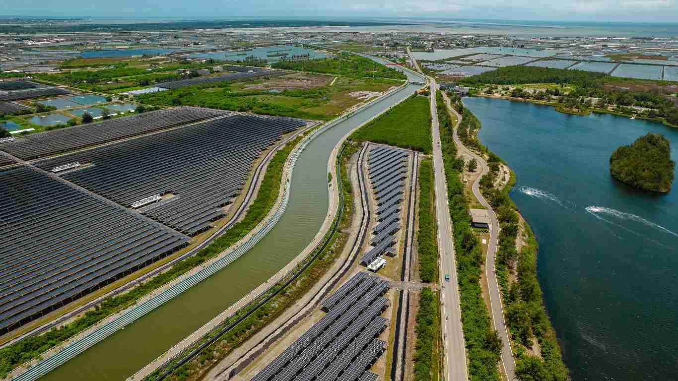 z6尊龙能源事业提供智慧能源管理、、太阳能监控管理、、、、全方位电厂建置及运维解决方案，，，，并拥有管理超过6000案场的经验