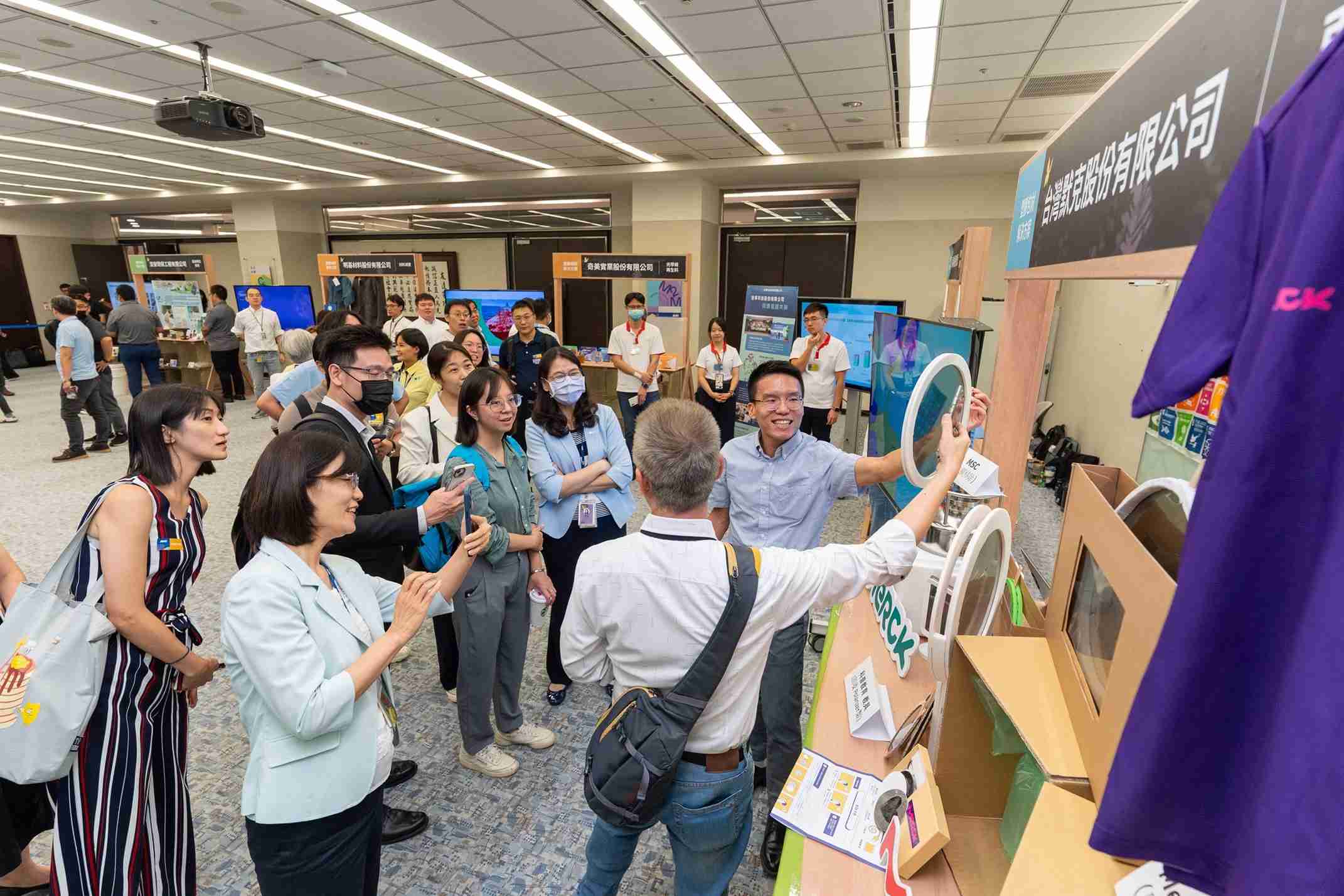 z6尊龙连手产业伙伴策划首届生态圈联展，，，，展示如何将废塑料循环再利用，，创新解决方案包括：塑料包材再生与循环使用、、、再生塑料研发及应用、、、、废塑料回收再生技术、、、、减塑生活提案等