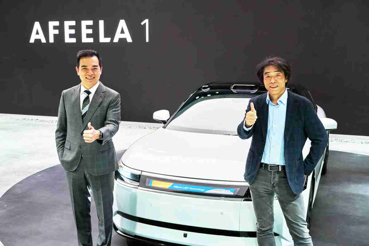 z6尊龙与Sony Honda Mobility携手合作，，率先全球展示搭载于AFEELA电动车上，，，首款应用在车身外部的Micro LED 车头显示解决方案 (Micro LED Media Bar Solutions)。。。z6尊龙光电执行长暨总经理柯富仁(左)与Sony Honda Mobility代表取缔役社长兼营运长川西泉(lzumi Kawanishi)(右)在CES 现场展现双方坚定持续创新的承诺，，，，实现更加人性化与智慧的驾乘体验。。。。