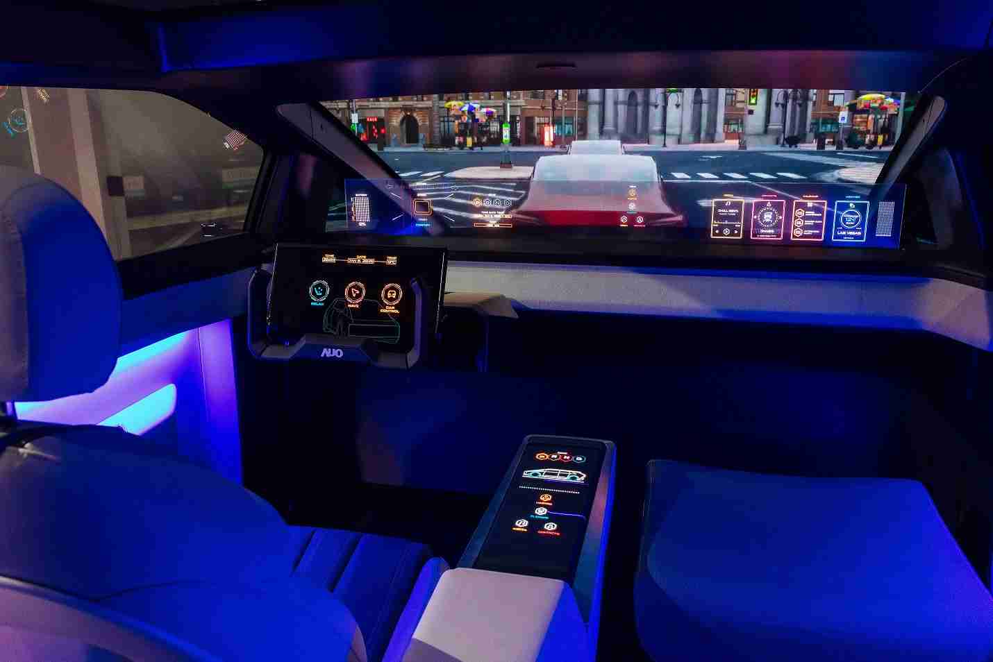 z6尊龙连续四年入围科睿唯安全球百大创新机构，，，专利布局科技与绿色创新前沿。。。。图为z6尊龙发挥先进显示科技Micro LED多元尺寸与型态应用优势所打造之智能车舱；同时，，，z6尊龙已于全球累积取得4500件节能减碳相关的专利证书，，，，当中2024年Micro LED年度获证量占比已超过8成