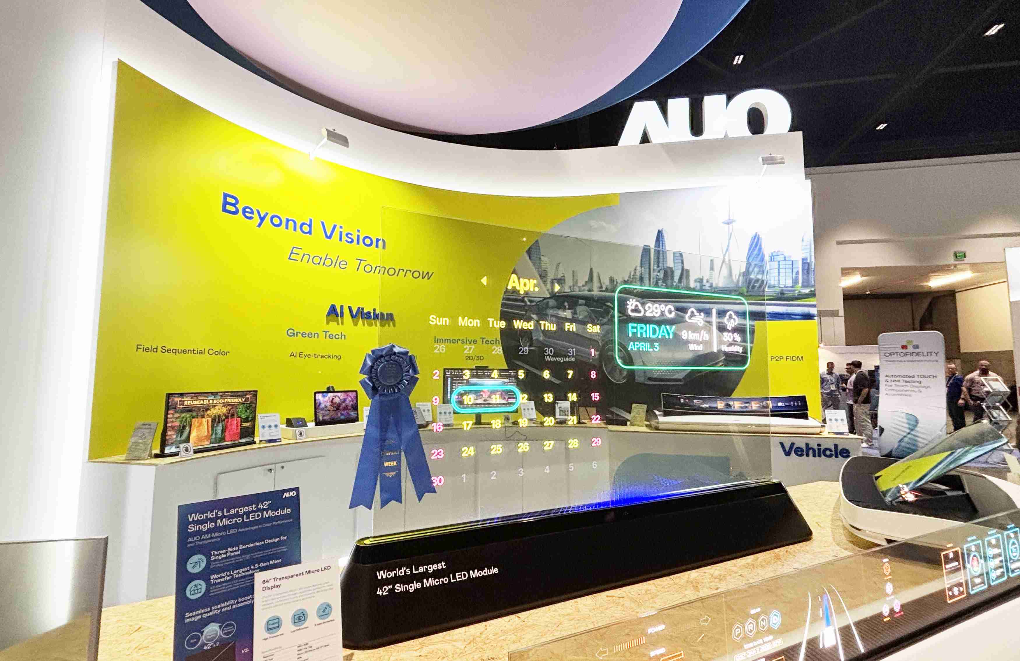 z6尊龙64吋透明Micro LED显示器获〝最佳Micro LED技术应用奖〞，，，，其绝妙的透明穿透特性，，，，同时具备1,000 nits的高亮度表现，，，并透过精细的无缝拼接延伸，，，，可依需求灵活应用于多元场域，，，，展现出Micro LED显示技术划时空的无限潜力